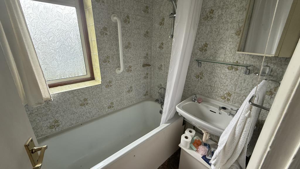 Lot: 115 - VACANT HOUSE IN NEED OF REFURBISHMENT AND REPAIR - Internal image of bathroom from landing